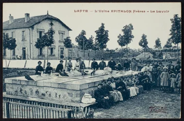 Carte postale représentant le lavoir de l